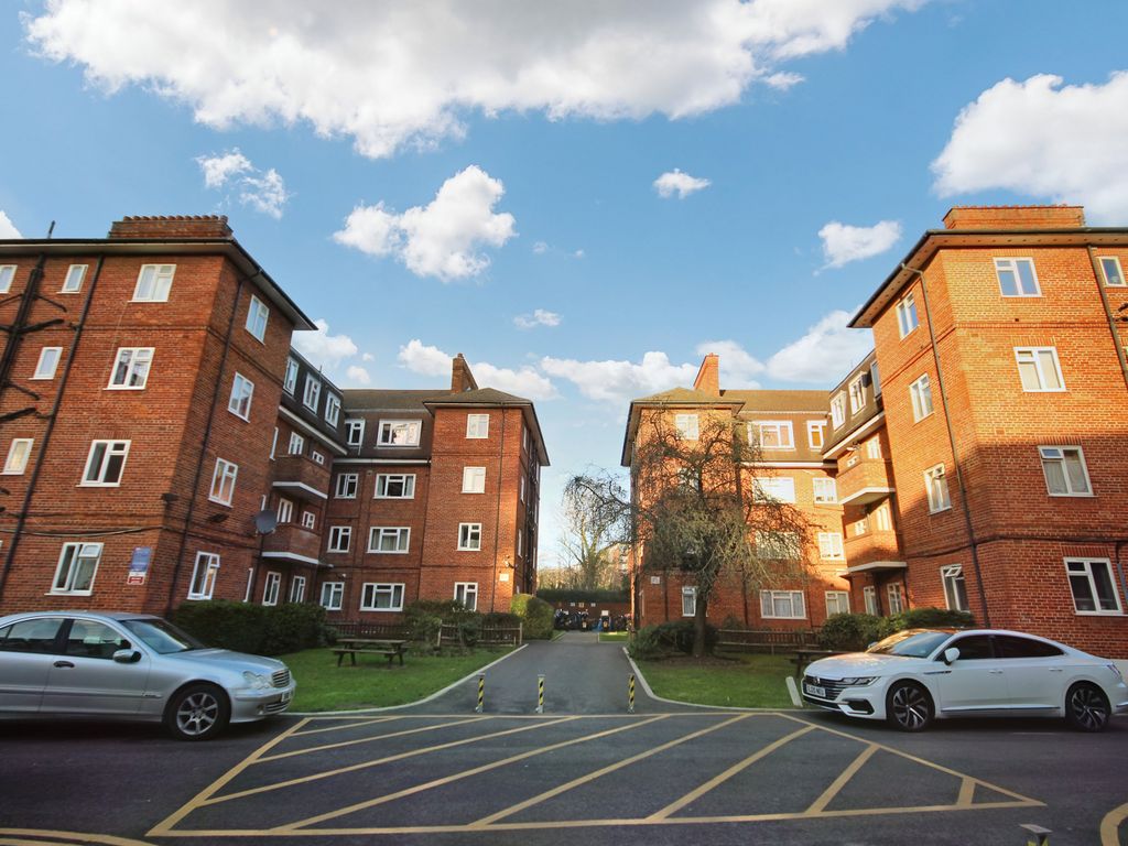 2 bed flat to rent in North End Road, Wembley HA9, £1,850 pcm Zoopla