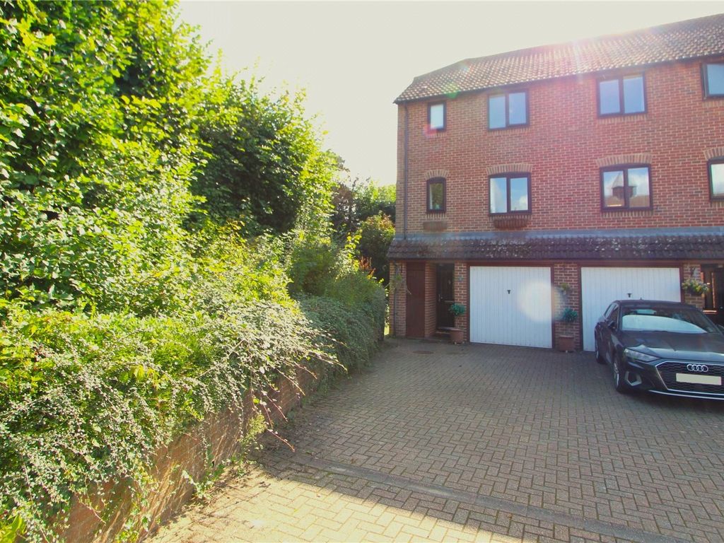 3 bed end terrace house for sale in Redhouse Mews, Liphook, Hampshire