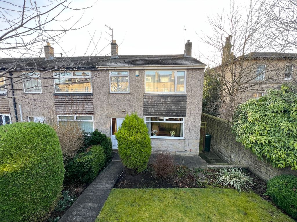 3 bed end terrace house for sale in Staveley Court, Bingley, West