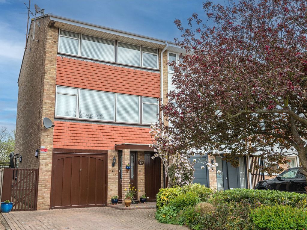 4 bed end terrace house for sale in Little Thorpe, Thorpe Bay, Essex
