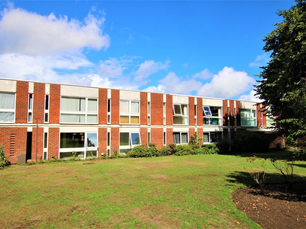 2 bed flat for sale in Brantwood Gardens, West Byfleet KT14 Zoopla