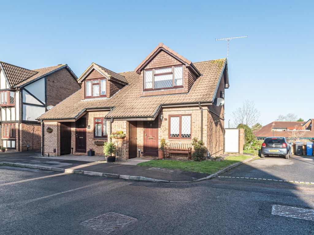 2 bed semidetached house for sale in Ryves Avenue, Yateley, Hampshire