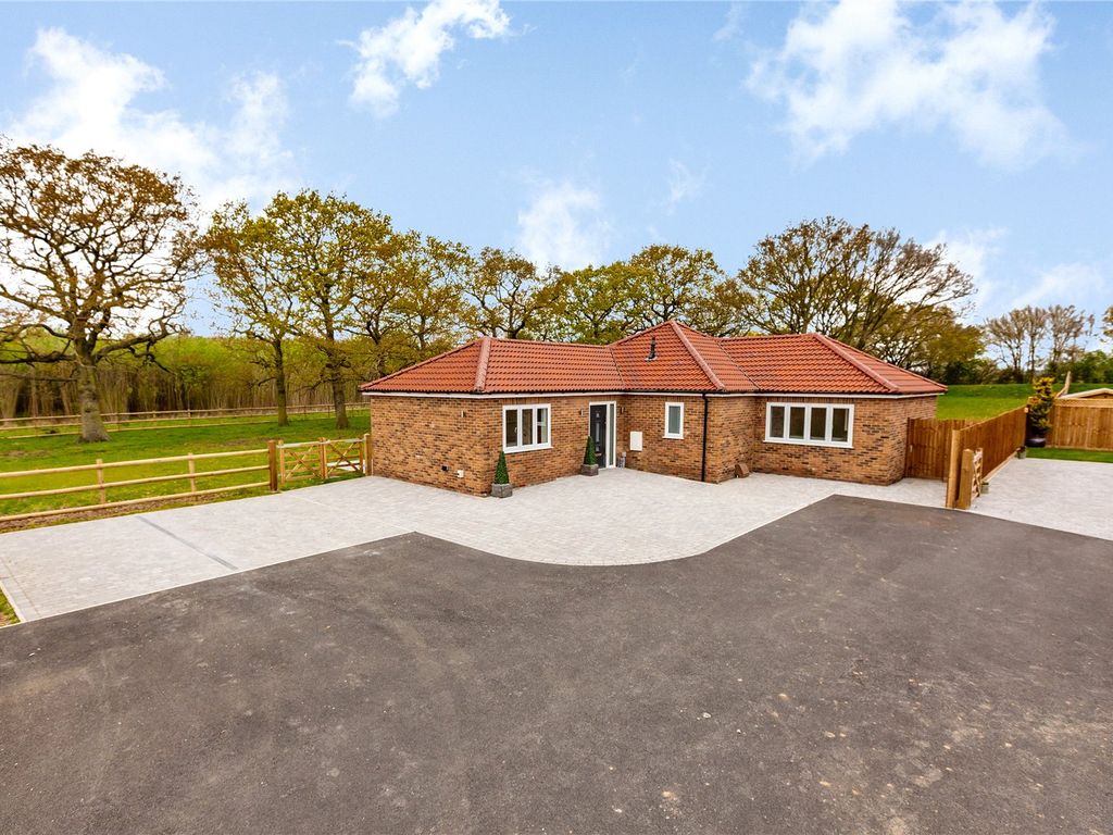 3 bed bungalow for sale in Woodham Road, Battlesbridge, Wickford, Essex