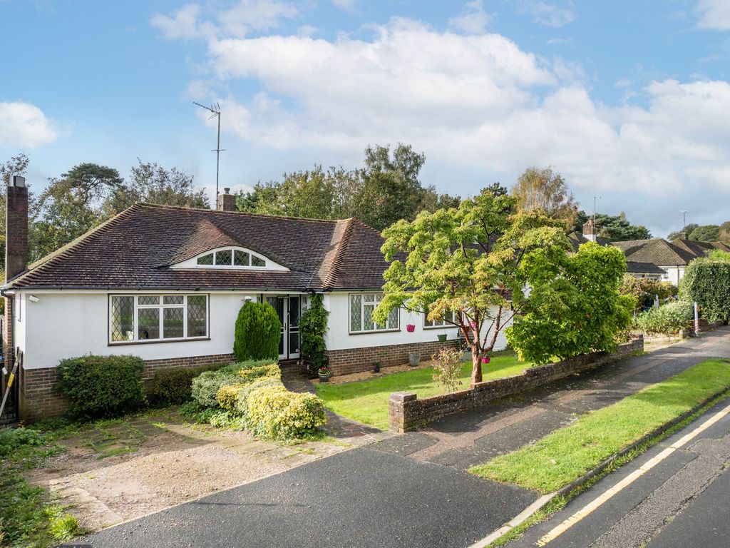 3 bed detached bungalow for sale in Paddock Way, Oxted RH8, £599,995