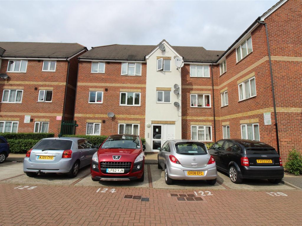 2 bed flat to rent in Fenman Gardens, Goodmayes, Ilford IG3, £1,800 pcm