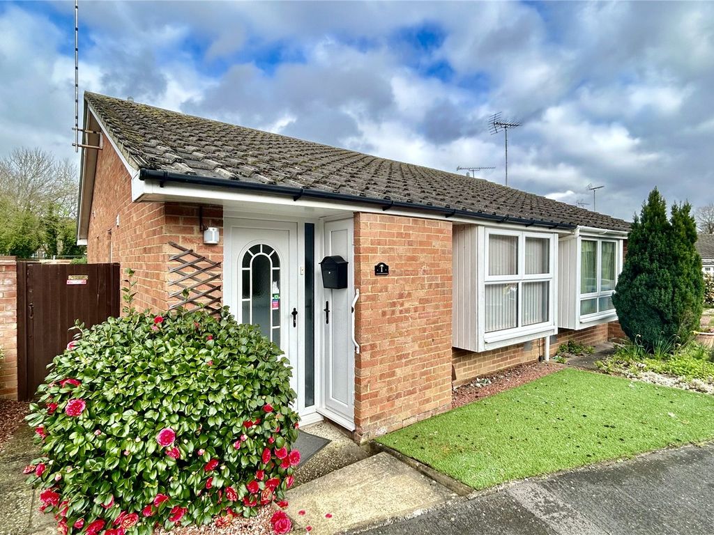 2 bed bungalow for sale in Knightswood, Bracknell, Berkshire RG12, £