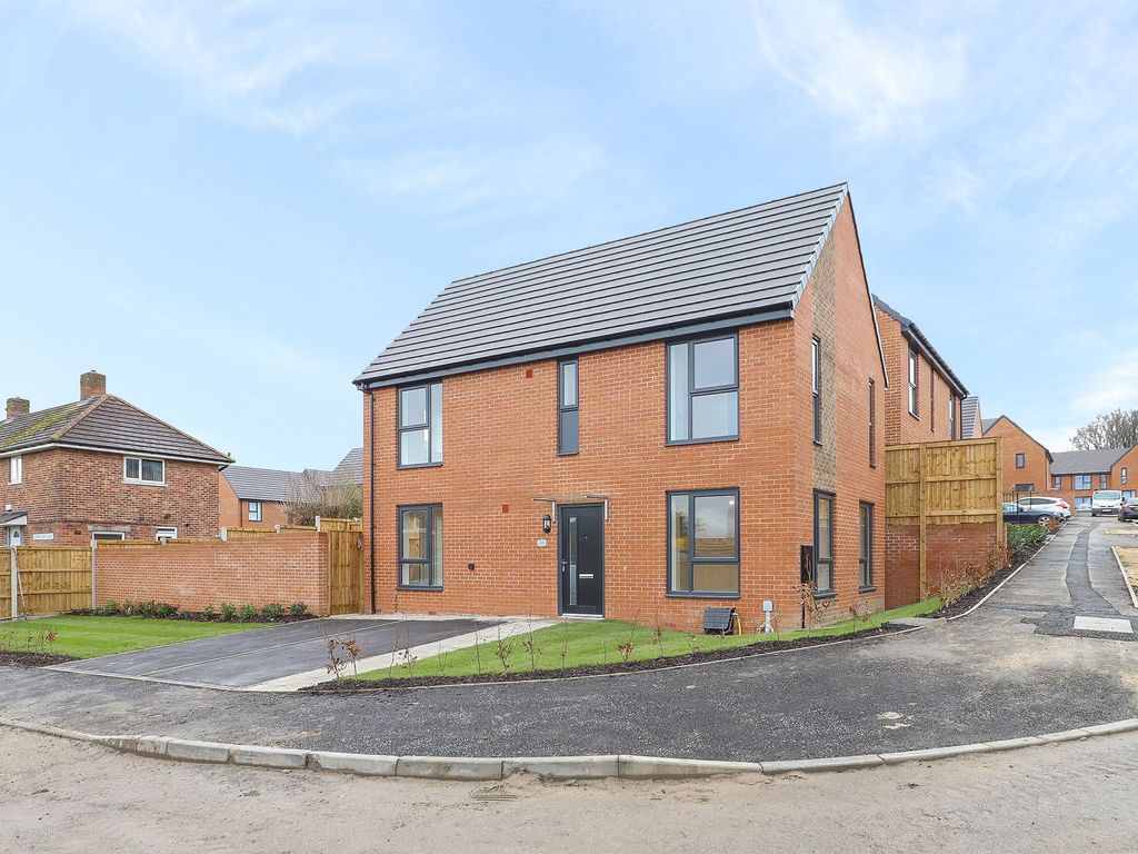 3 bed detached house to rent in Manor Park Close, Sheffield S2, £1,350