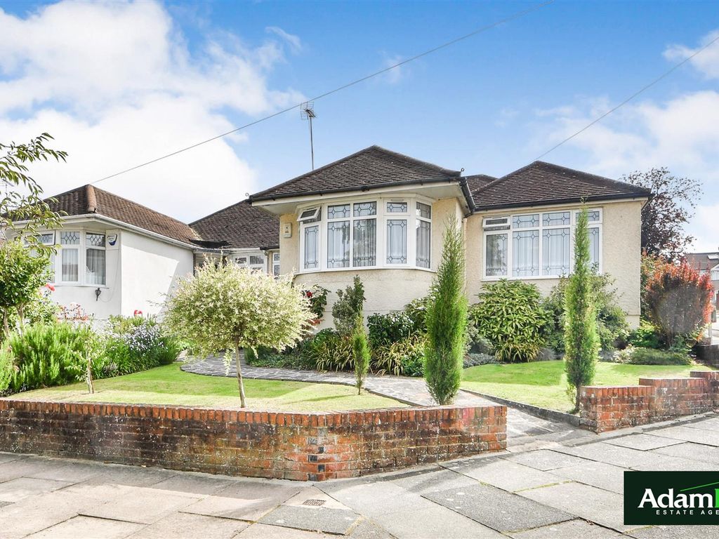 3 bed semidetached bungalow for sale in Derwent Avenue, EN4, £