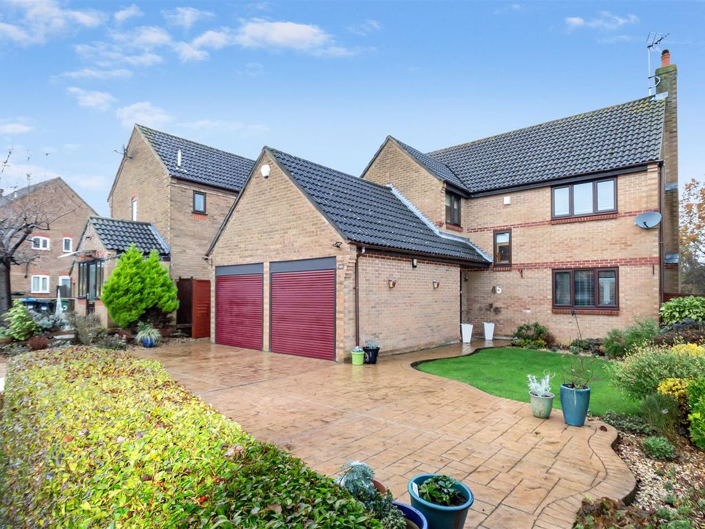 4 bed detached house for sale in Linceslade Grove, Loughton, Milton
