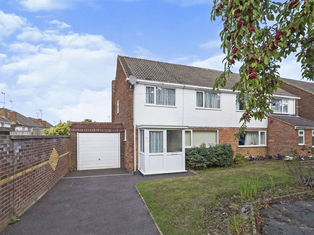 3 bed end terrace house for sale in Browning Close, Crawley RH10 Zoopla