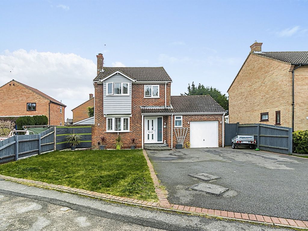 3 bed detached house to rent in Crescent, Bournemouth BH11