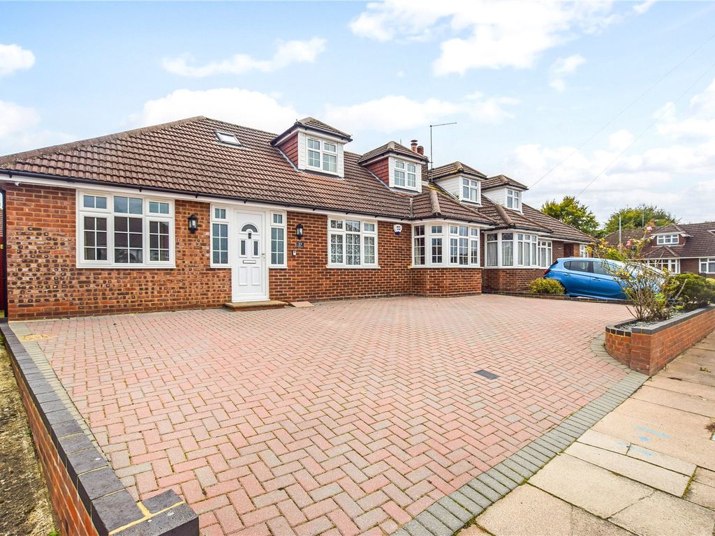 5 bed semidetached house for sale in Marina Drive, Dunstable