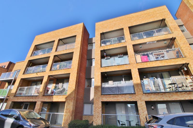 1 bed flat for sale in Discovery Drive, Swanley BR8, £240,000 Zoopla
