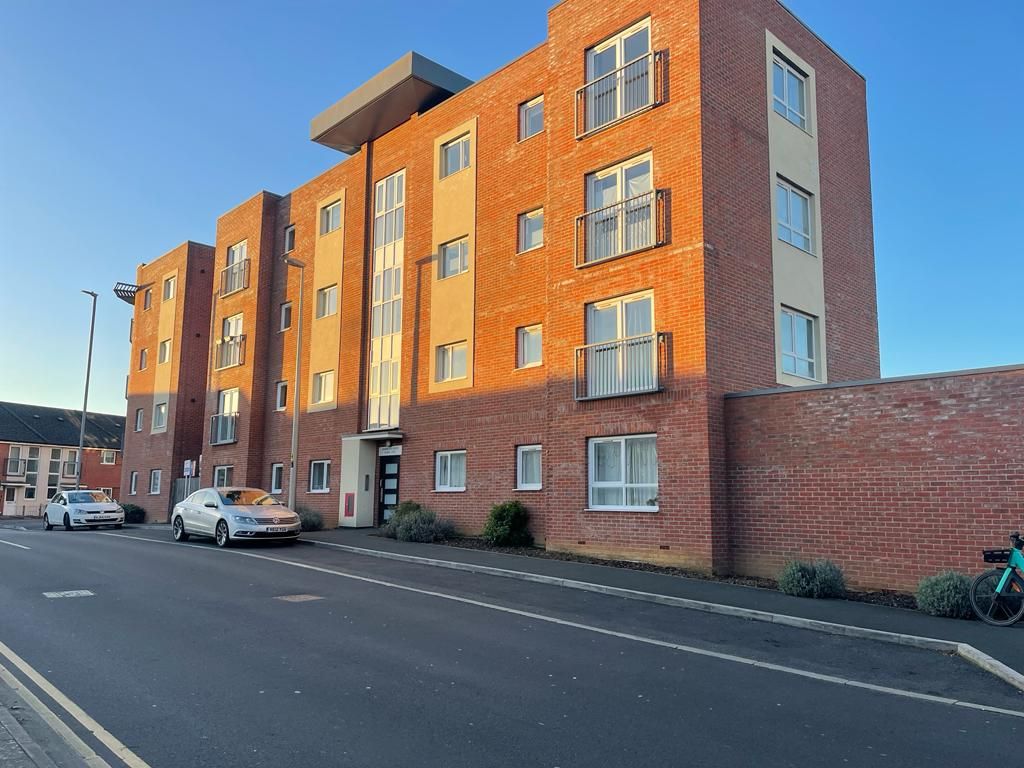 2 bed flat for sale in Bowling Green Close, Bletchley MK2, £210,000 Zoopla