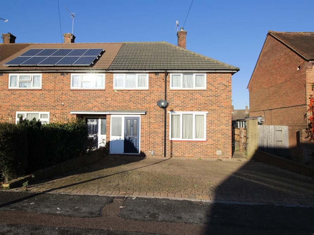 3 bed property to rent in Arundel Drive, Borehamwood WD6, £2,100 pcm