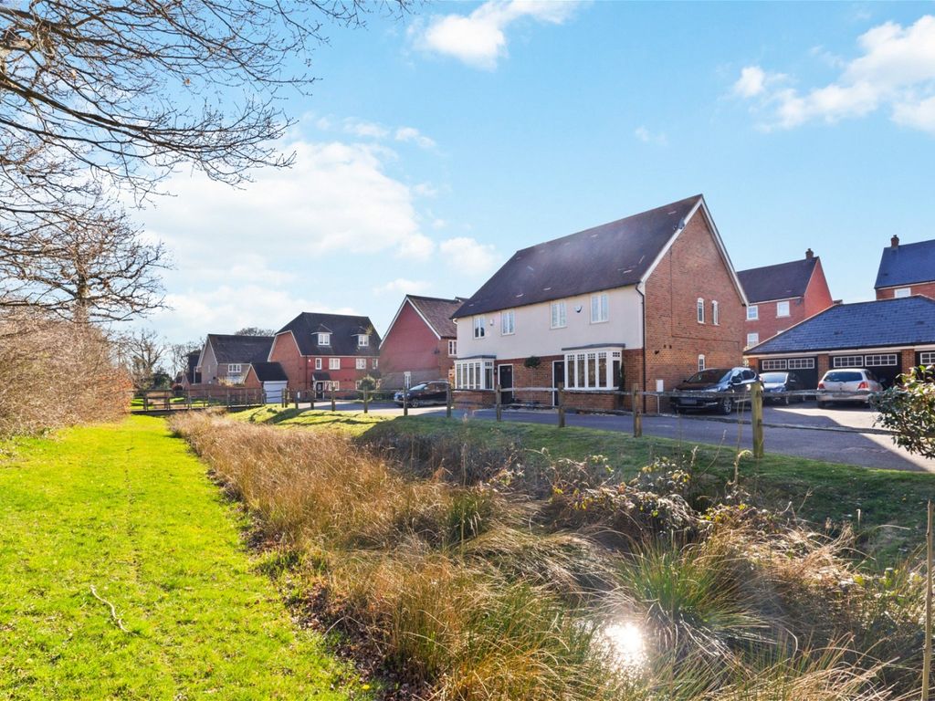 3 bed semidetached house for sale in Newman Road, Horley RH6 Zoopla