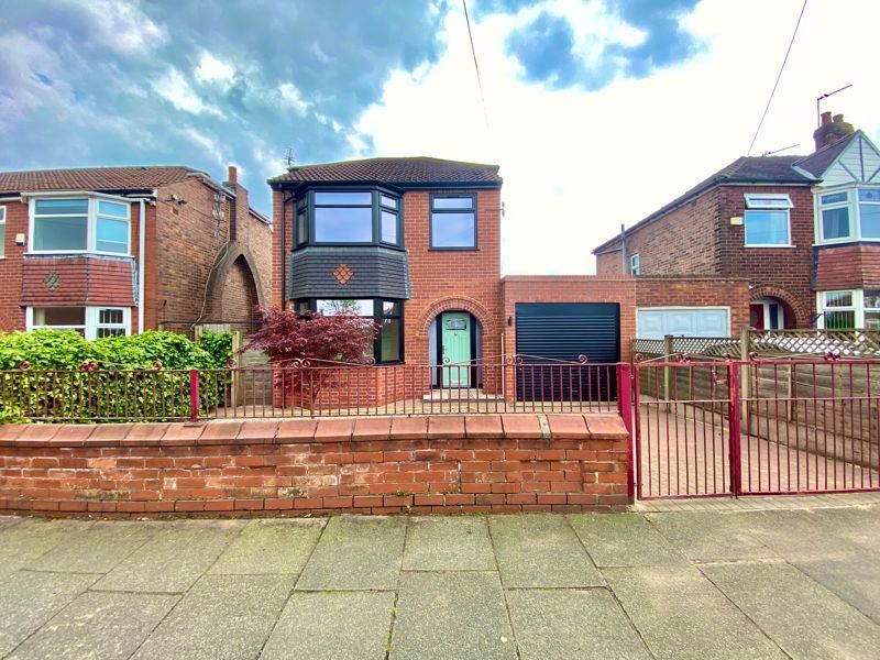 3 bed detached house to rent in Thorn Road, Swinton, Manchester M27, £