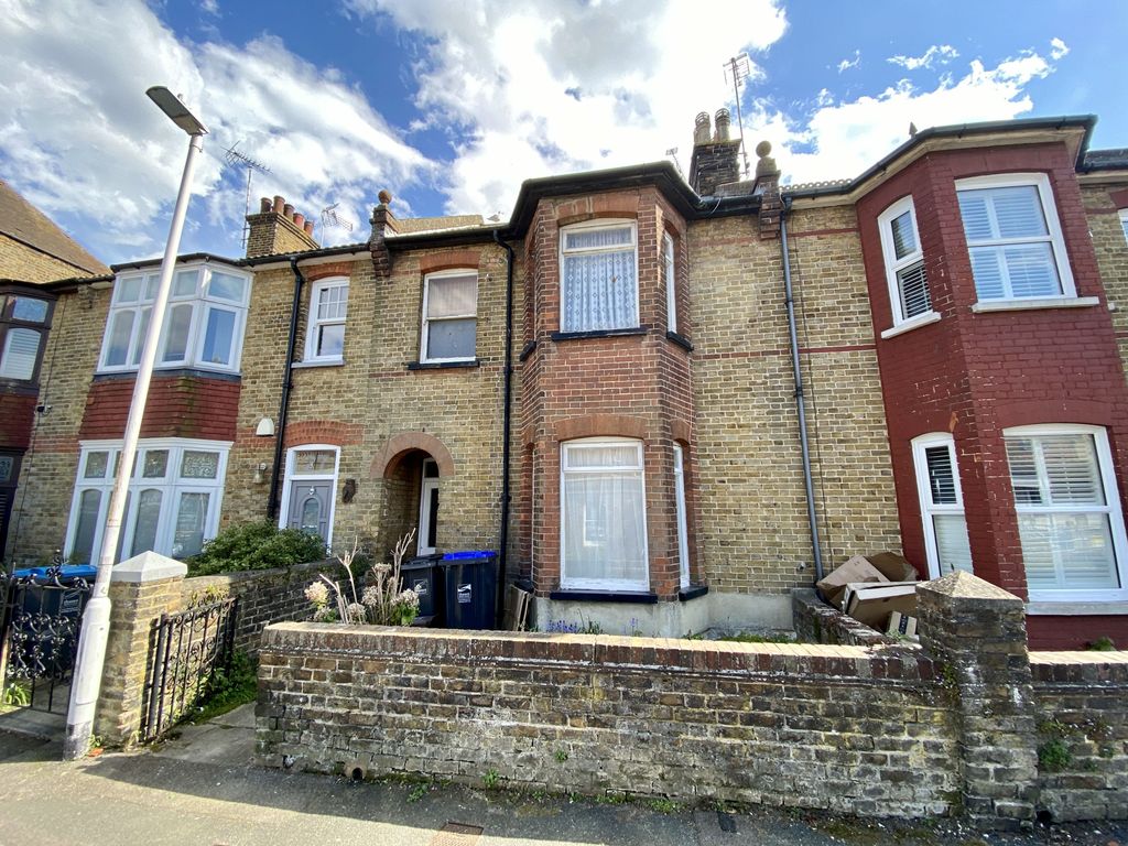 1 bed flat to rent in Westbury Road, WestgateOnSea CT8, £800 pcm Zoopla