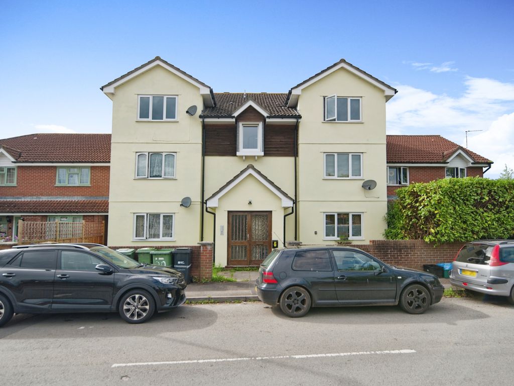 2 bed flat for sale in Oriel Drive, Glastonbury, Somerset BA6, £110,000