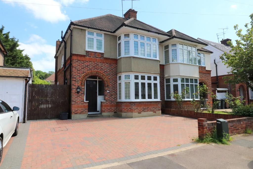 3 bed semidetached house for sale in Wychwood Avenue, Luton