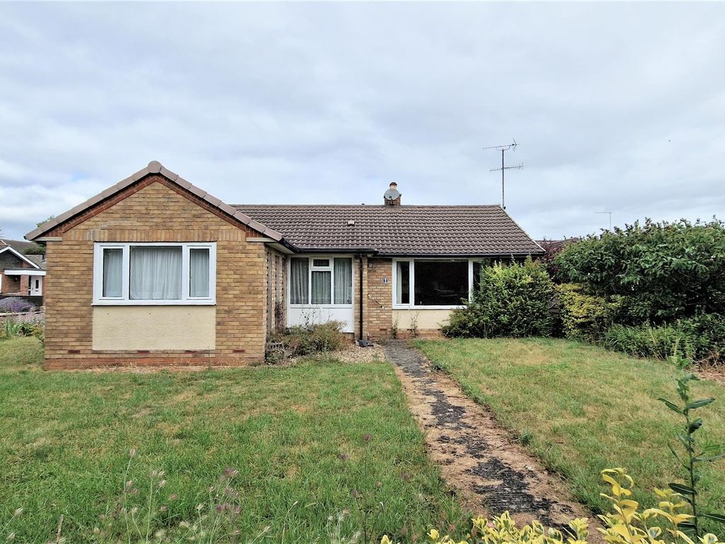 3 bed detached bungalow for sale in Wessington Park, Calne SN11, £