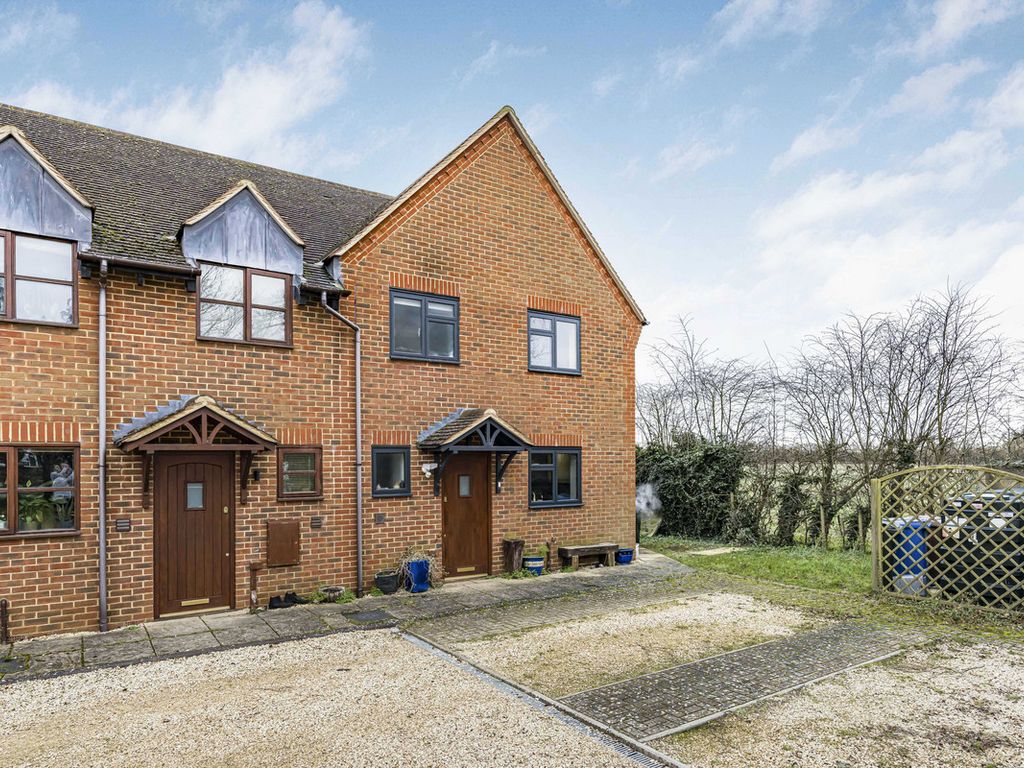 3 bed semidetached house for sale in Pipers Mead, Bicester OX25, £
