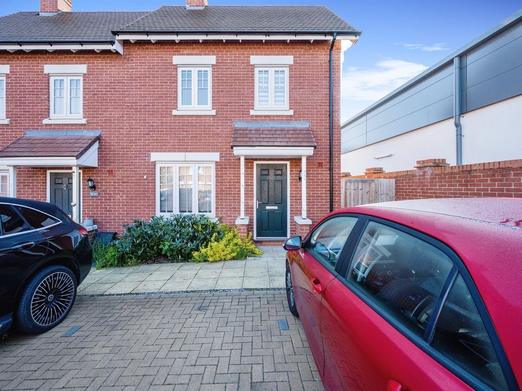 2 bed end terrace house for sale in Saunders Field, Kempston, Bedford