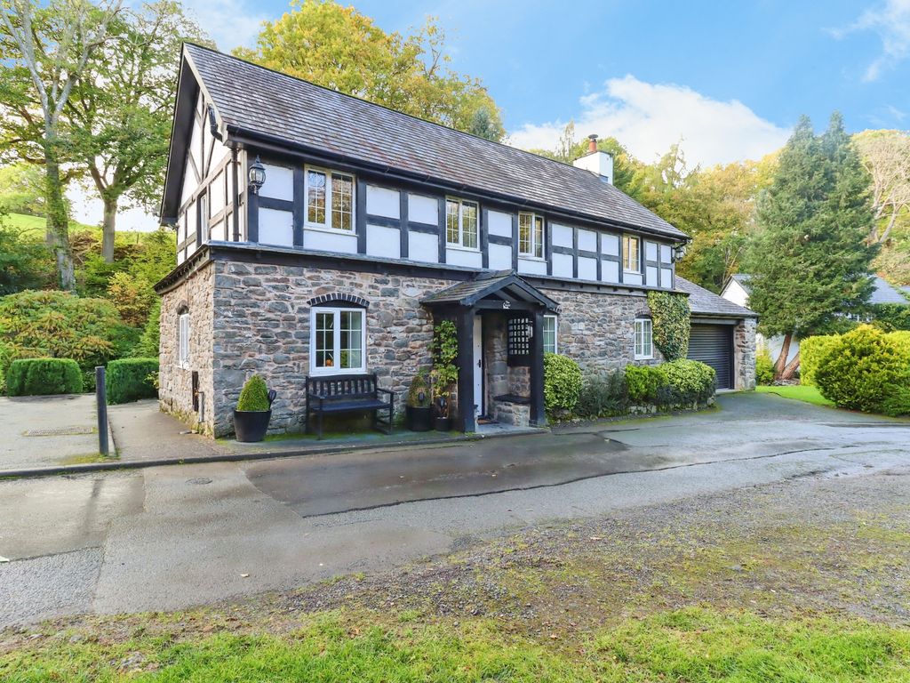 3 bed detached house for sale in Mochdre, Newtown SY16, £450,000 Zoopla