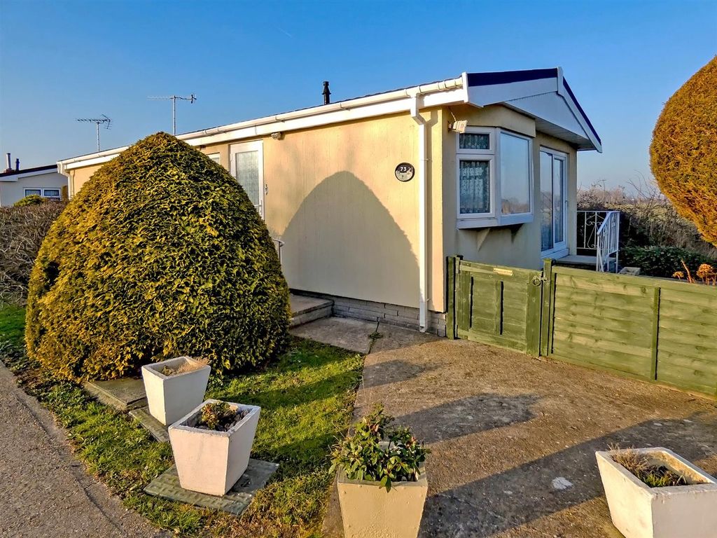 2 bed mobile/park home for sale in Bognor Road, Climping, Littlehampton