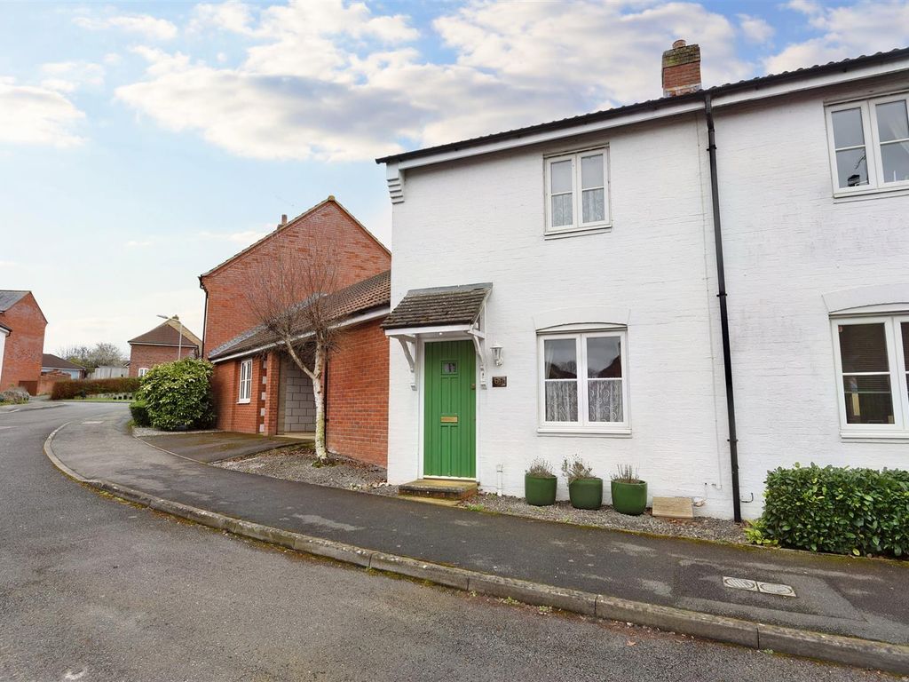 2 bed end terrace house for sale in Field Close, Sturminster Newton