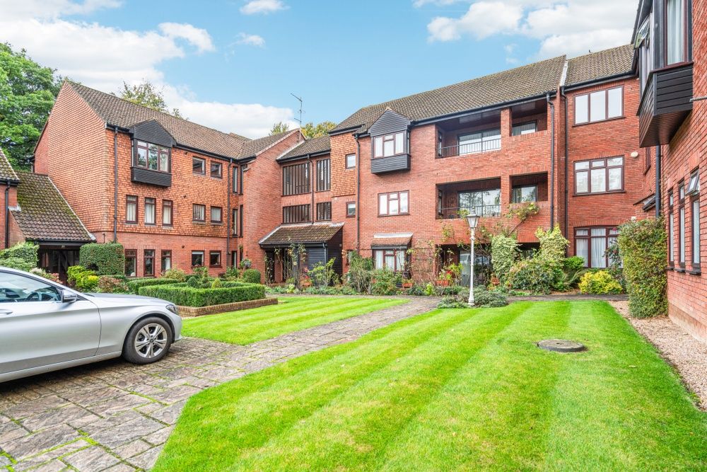 3 bed flat for sale in Snells Wood Court, Little Chalfont, Amersham HP7