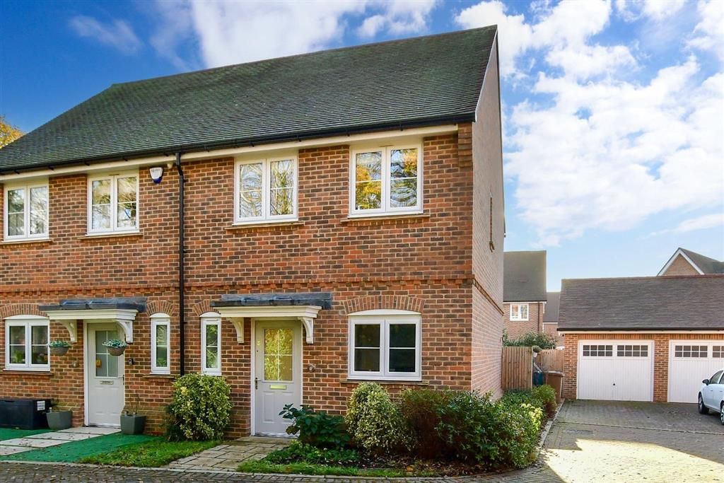 2 bed semidetached house for sale in Sycamore Road, Cranleigh, Surrey