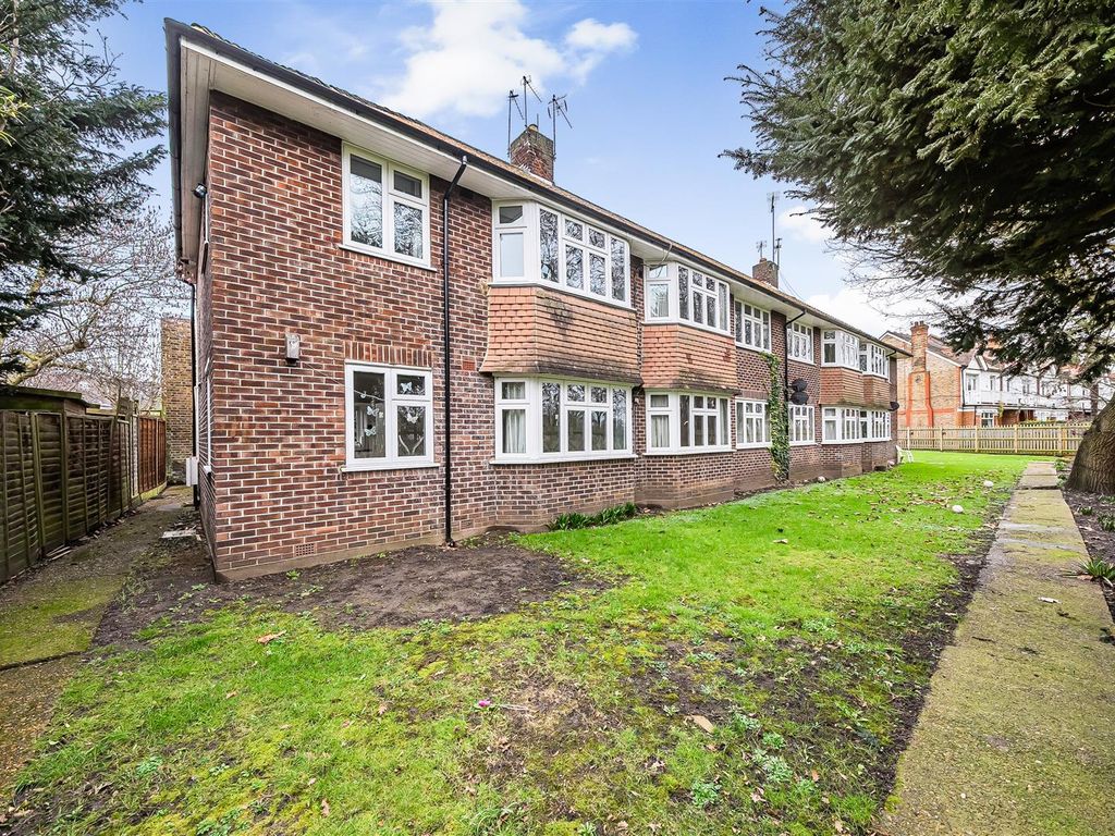 1 bed flat to rent in The Greenways, South Western Road, St Margarets