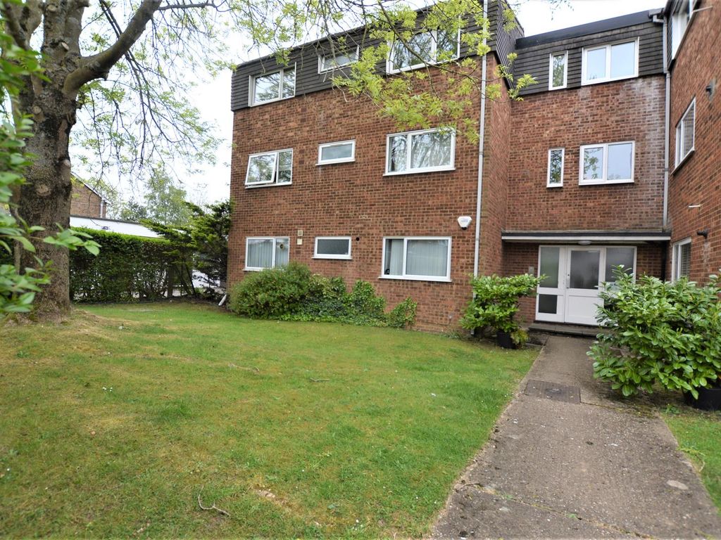 2 bed flat to rent in The Guildhouse, New Road, Croxley Green WD3, £