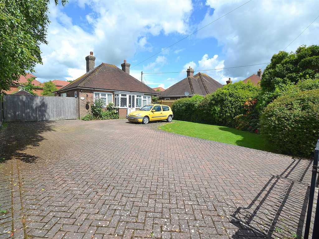 3 bed detached bungalow for sale in Summerfields Avenue, Hailsham BN27