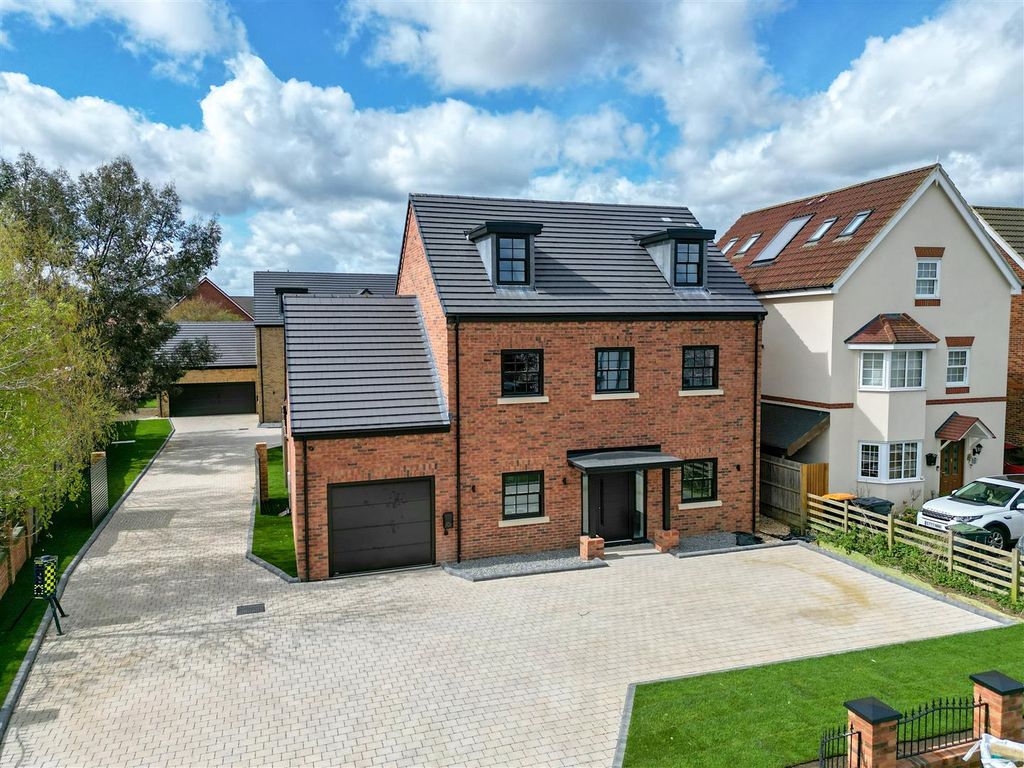 New home, 5 bed detached house for sale in Lakeside Mews, Bedford Road