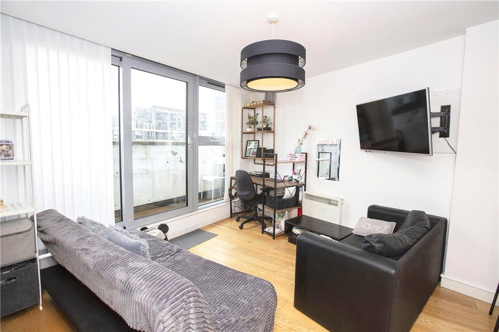 Caroline Street, London, London E1  