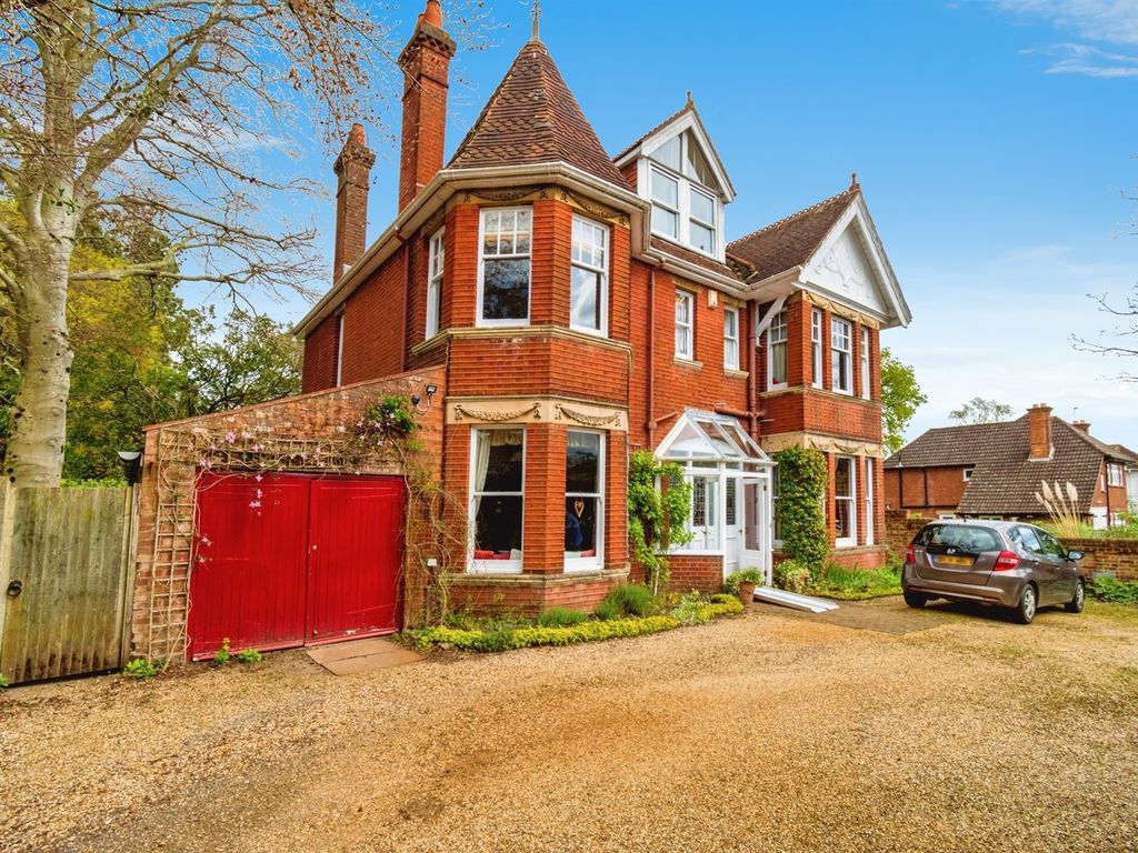 6 bed detached house for sale in Abbotts Way, Southampton SO17, £