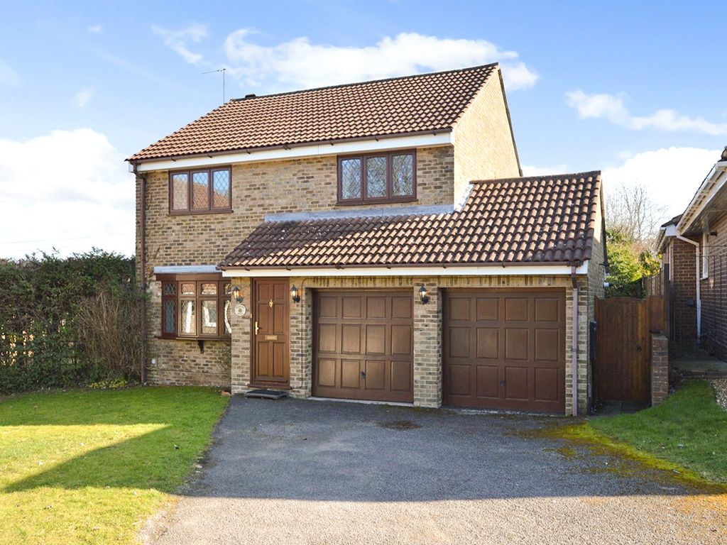 4 bed detached house for sale in Royce Close, Dunstable, Bedfordshire