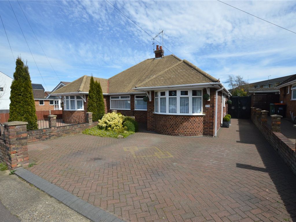 2 bed bungalow for sale in Chiltern Road, Dunstable, Bedfordshire LU6