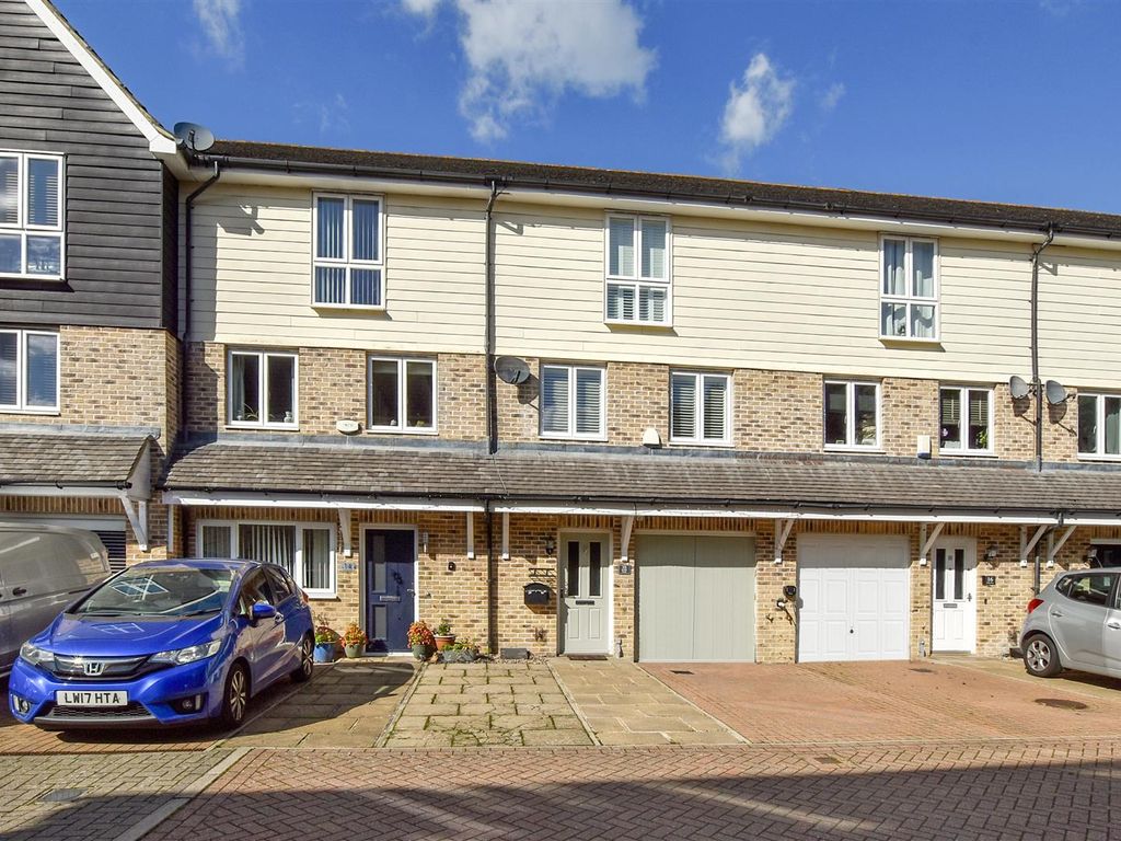 3 bed terraced house to rent in Bridge Place, Aylesford ME20, £1,650