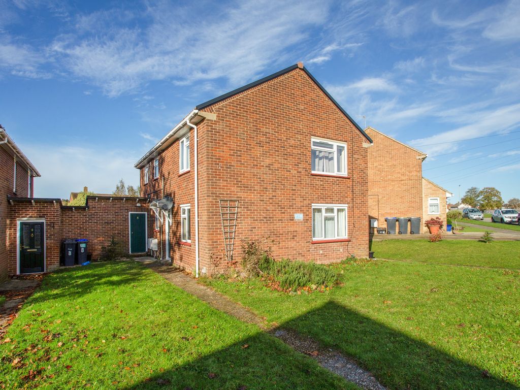 2 bed flat for sale in Neville Close, Salisbury SP1, £195,000 Zoopla