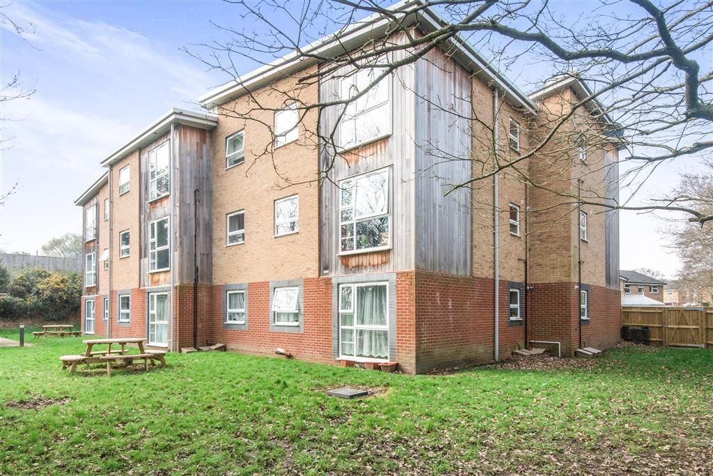 2 bed flat to rent in Berwick Close, Southampton SO16, £1,100 pcm Zoopla