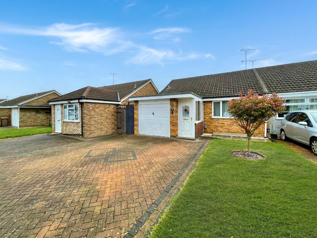 3 bed semidetached house for sale in Buchanan Drive, Luton