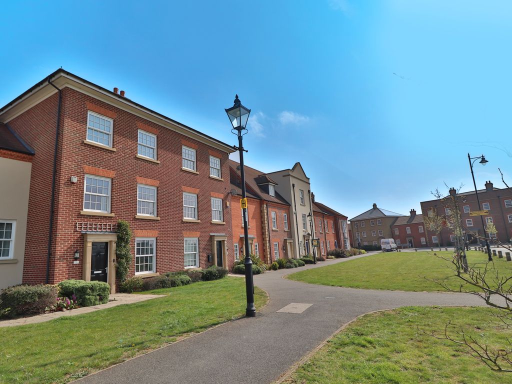 1 bed terraced house to rent in Greenkeepers Road, Great Denham