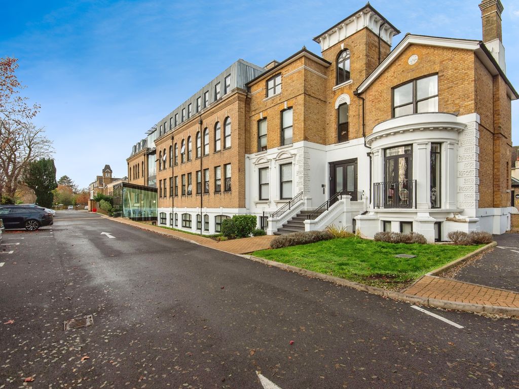 2 bed flat for sale in Hampton Road, Teddington TW11, £599,995 Zoopla