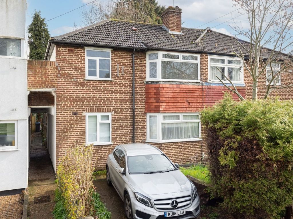 2 bed for sale in Deer Park Gardens, Mitcham CR4, £290,000