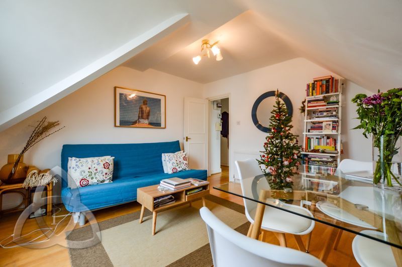 2 bed flat to rent in Woodchurch Road, West Hampstead NW6, £2,300 pcm