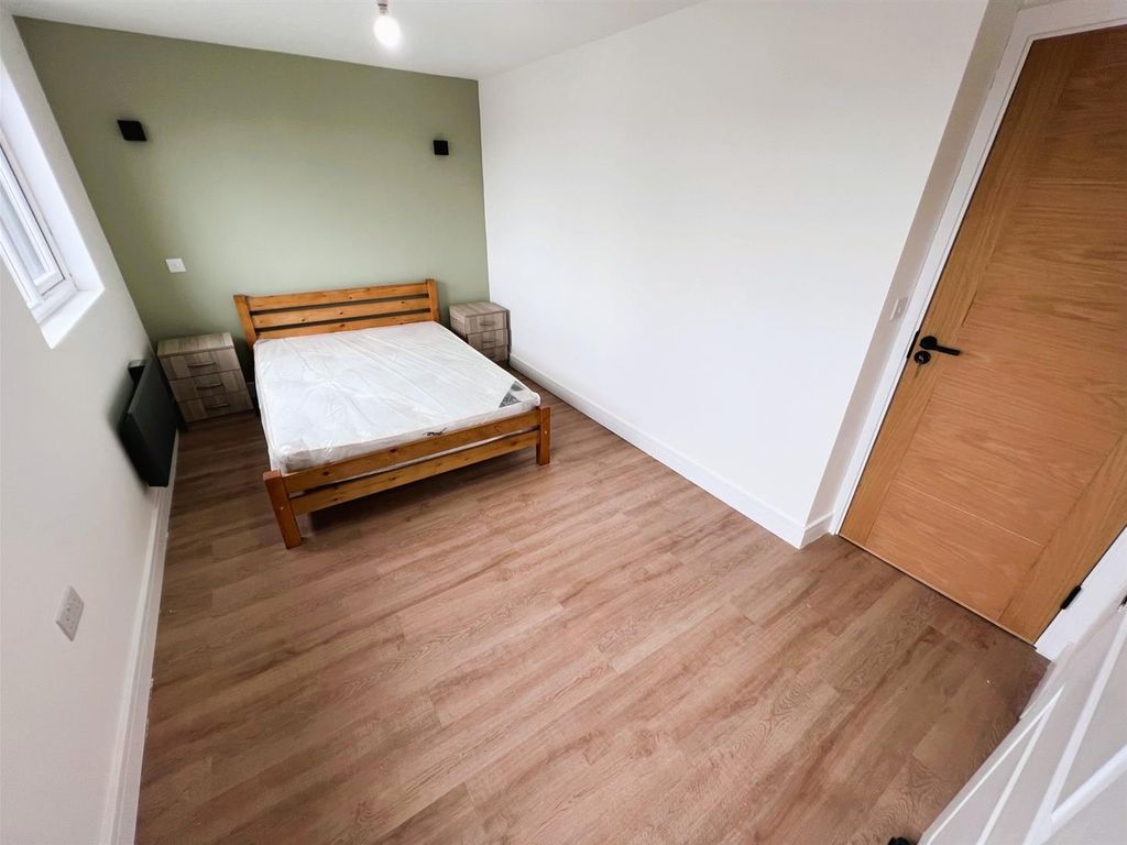 Room to rent in Granville Road, Luton LU1, £675 pcm Zoopla