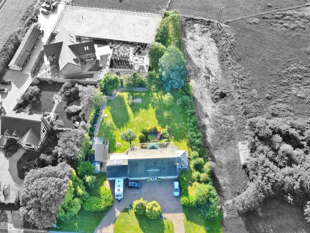 4 bed detached bungalow for sale in Kirby Road, Great Holland, Frinton